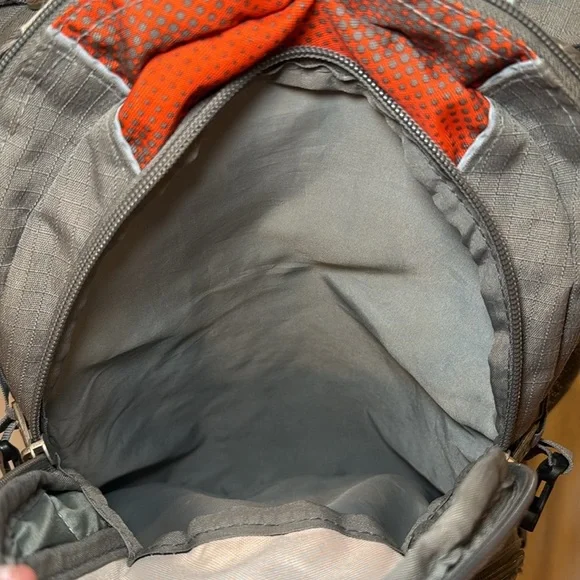 High Sierra Unisex Swerve Charcoal Grey and Hyperdots Laptop Backpack EUC - Picture 4 of 12